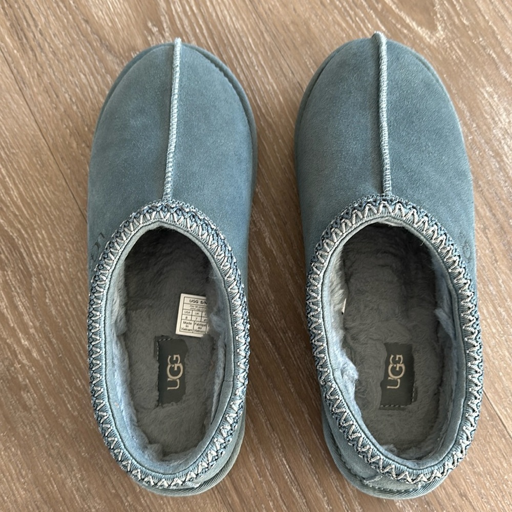 UGG tasman slipper (unisex - men size 8, women size 9.5)